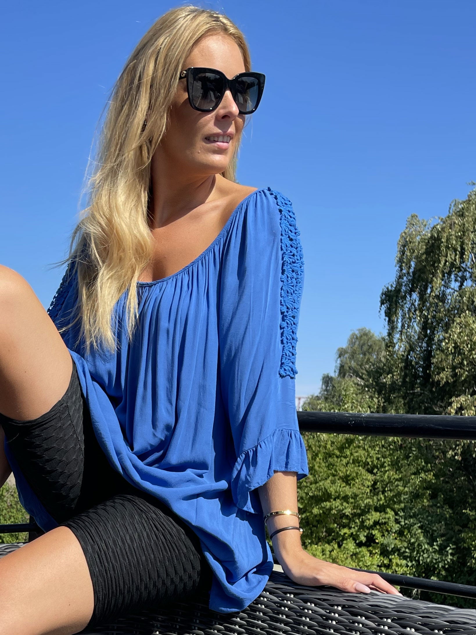 Samara - Söt lös tunika med broderier på ärmarna